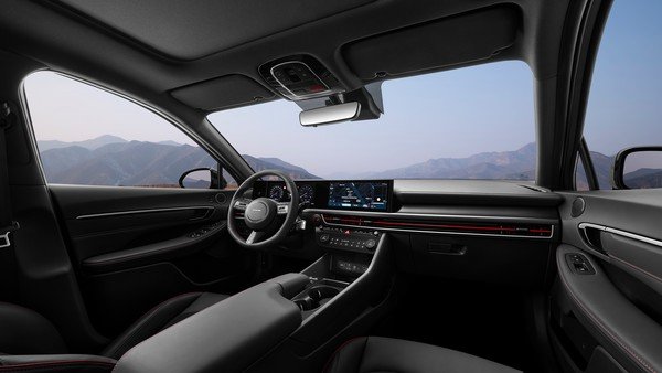 Красные акцентные элементы на центральных воздуховодах.